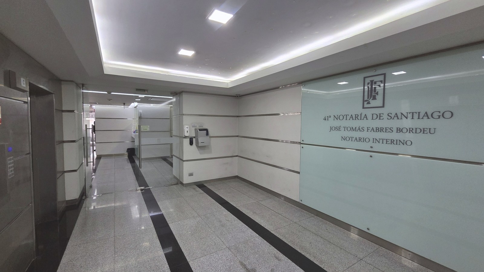 El hall del piso 4 con la placa de la 41ª Notaría de Santiago